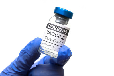 白色背景下分离的COVID-19疫苗瓶