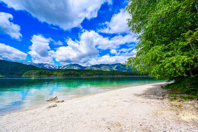 Eibsee湖的天堂海滩。位于德国巴伐利亚granainau的阿尔卑斯山脉——Garmisch Pa