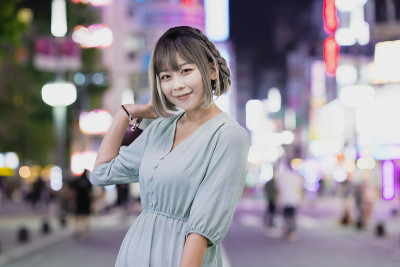 一名年轻女子晚上在东京摆造型