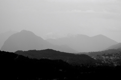 在瑞士的一场暴风雨中，卢加诺地区的美丽景色