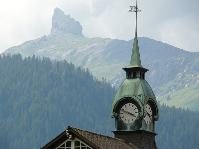 Wengen,瑞士。山上和教堂有钟。