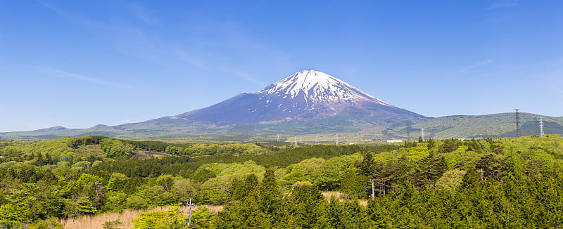 富士山全景，蓝天背景