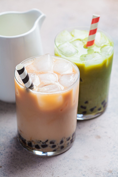 牛奶珍珠奶茶和抹茶配珍珠奶茶。