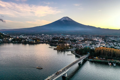 川口湖鸟瞰图，位于Fujikawaguchiko和Minobu边境，山ashi县南部靠近富士山，日本