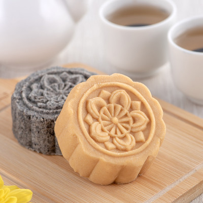 五彩斑斓的月饼、绿豆糕、秀才酥饼为中秋节传统美食点心，合上。