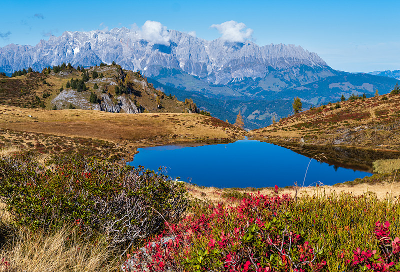 秋季高山Kleiner Paarsee或Paarsee湖，萨尔斯堡，奥地利。阿尔卑斯霍奇科尼格山群远