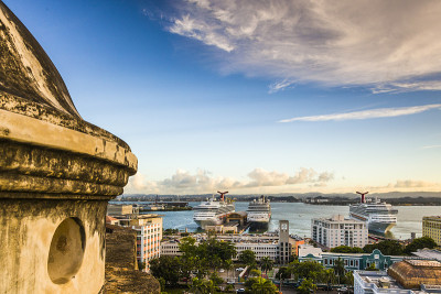 Castillo San Cristóbal在圣胡安，背景是圣胡安市