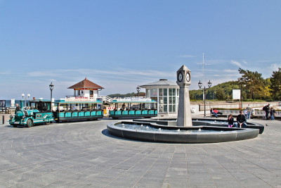 在码头上。在Rügen，粉笔悬崖，海滩，海岸和沐浴胜地宾兹度过美好时光。