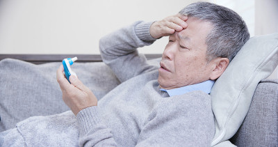 一位亚洲老人发烧了