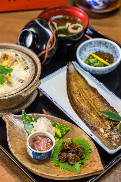 日式套餐——烤比目鱼和煮泥鳅