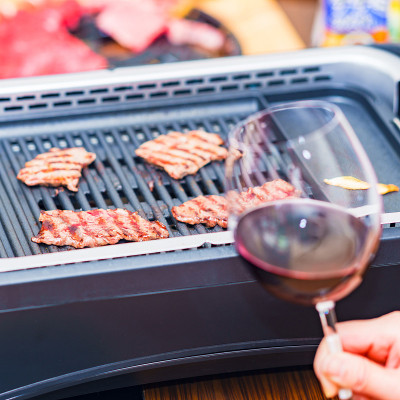 居酒屋的啤酒和日式烧肉