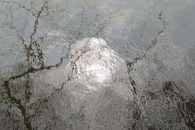 水中的太阳反射