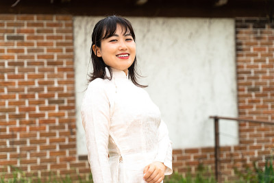 穿着奥戴的女人