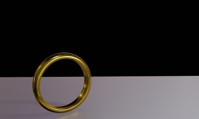在金属表面上的黄金戒指的3d渲染与反射和黑色背景的爱和浪漫的概念。
