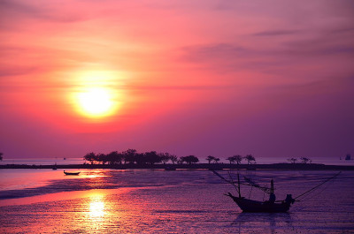 日落海滩。