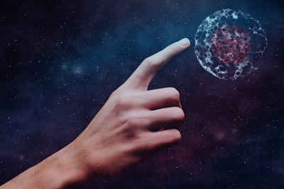 人的食指触碰细胞分裂。无限空间中的星云尘埃。混合媒体。