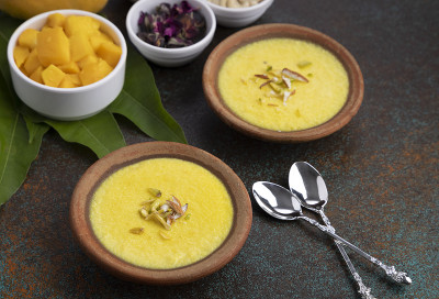 mango-flavored Phirni盛在瓦盘里