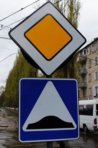 主要道路和减速带标志