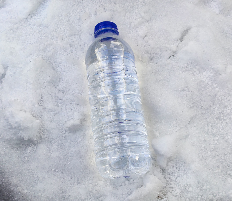 雪里的水瓶