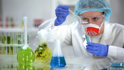 生物化学家将含有蓝色物质的油性液体倒入管中，检查反应