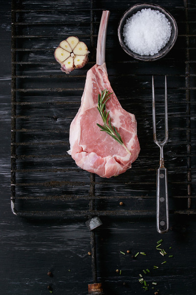 生牛肉战斧牛排