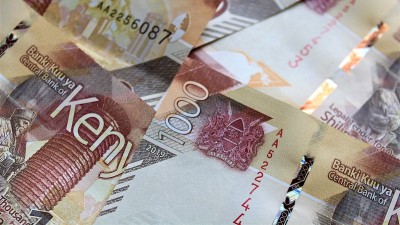 1000百肯尼亚先令钞票上一堆1000先令钞票，俯视。