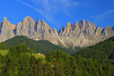在Dolomites集团前的圣玛格达莱娜村，