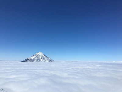 山峰高耸在云中