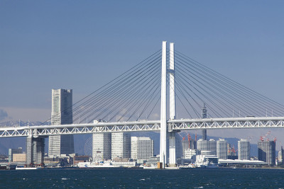 横滨湾大桥和港城大厦