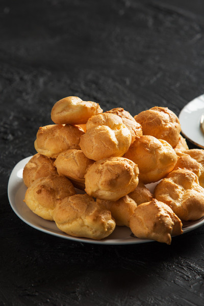 美味的Profiterole在黑暗的背景