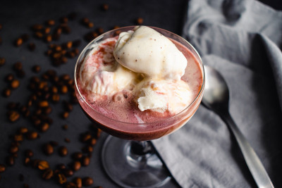 用波特酒和香草冰淇淋制作的Affogato