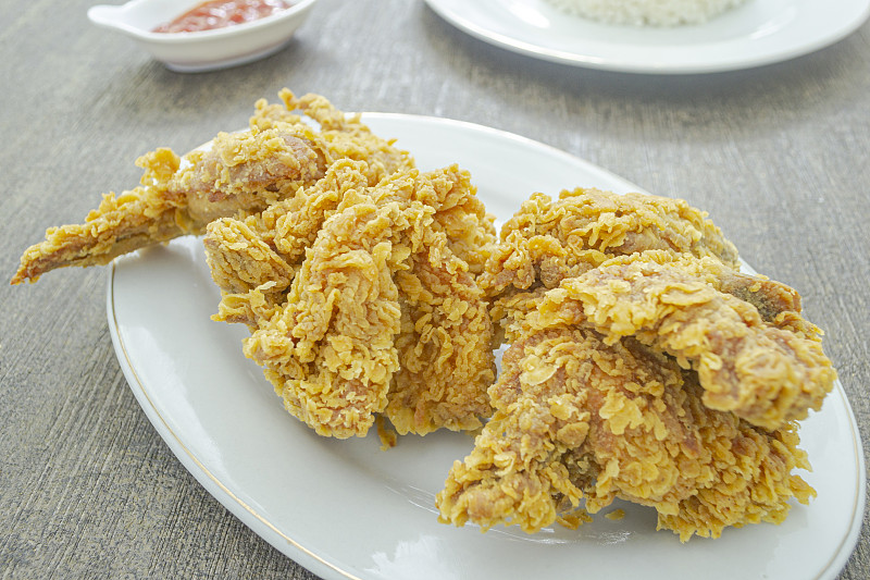 香酥或炸鸡酥脆的白色盘子。