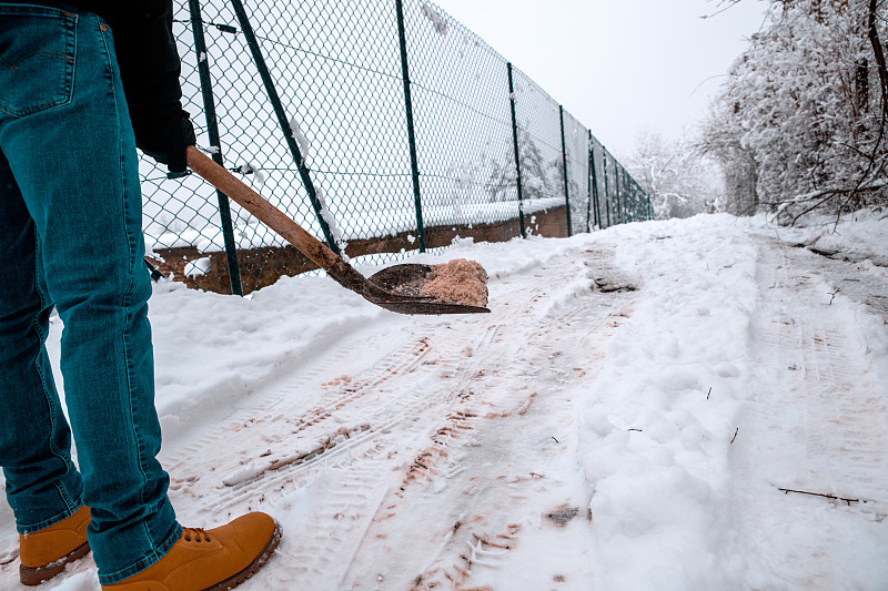 冬天的雪在清扫道路