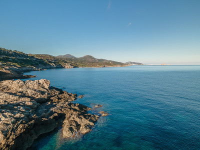 科西嘉岛的岩石海岸和地中海的绿松石