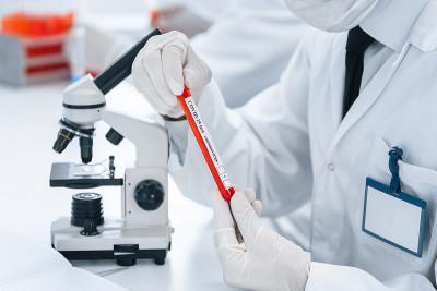 科学家在现代化的实验室里进行研究