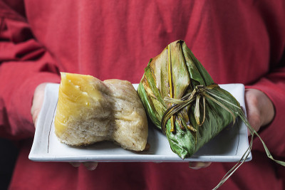 端午节，亚洲传统食物，一名妇女在给别人送粽子(粽子)作为礼物。