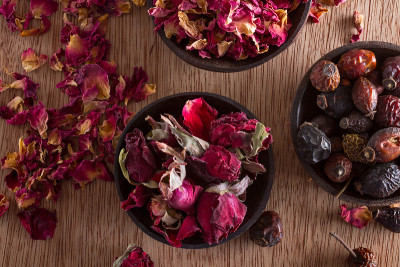 干玫瑰果，花蕾和花瓣