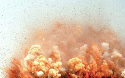 在施工现场进行雷管爆破