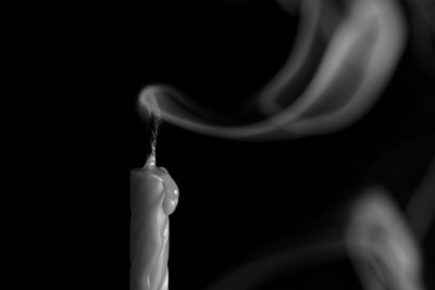蜡烛被吹灭了，灯芯上还飘着烟