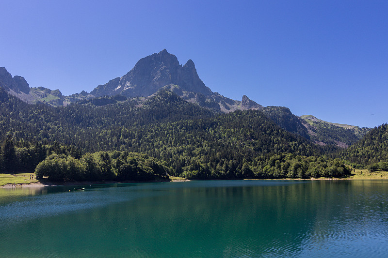 比利牛斯山脉的阿尤斯湖和Midi d’ossau山(法国)