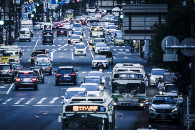 一辆汽车在交通道路上行驶的景象
