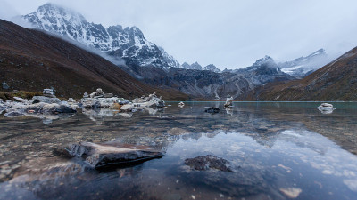 阴天山间绿湖