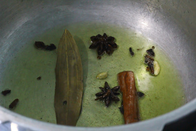 准备香菇泡在锅中