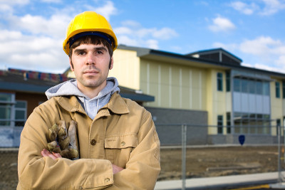 建筑工人在建筑工程前