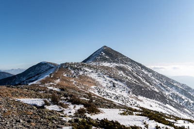 白雪覆盖的山峰。通往山顶的路。去球门。