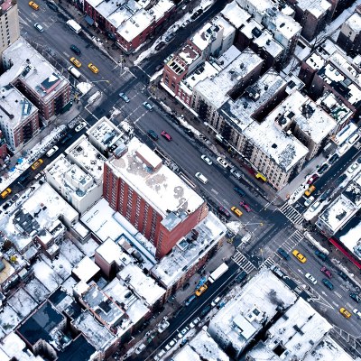 曼哈顿出租车和街道与雪，纽约市