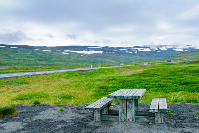 Isafjordur峡湾附近的野餐桌和景观