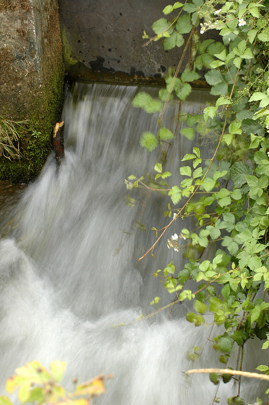 田里沿着沟渠的水闸