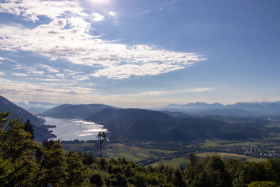 奥斯瓦尔迪堡-奥西亚奇湖的景色位于奥地利高山山峰之间