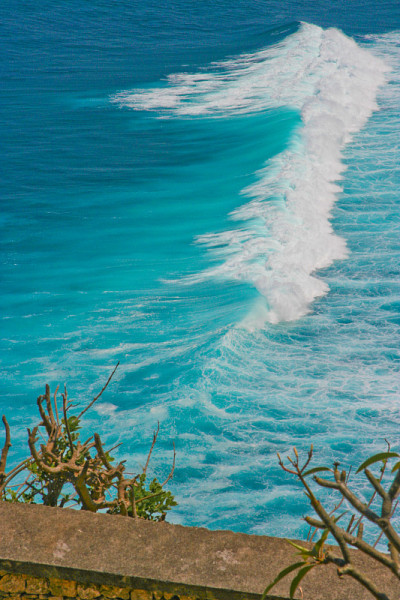 大海里蓝色的巨浪